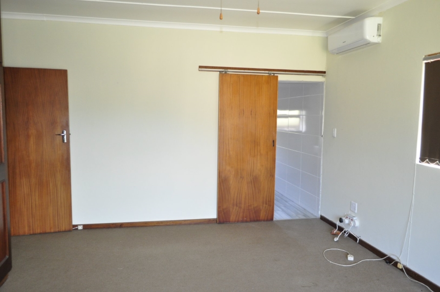 4 Bedroom Property for Sale in Wavecrest Eastern Cape